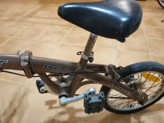 Bicicleta plegable marrón
