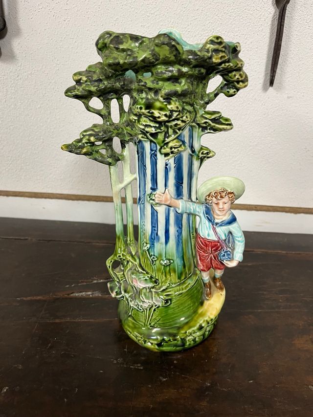 Jarrón de porcelana antiguo con figura