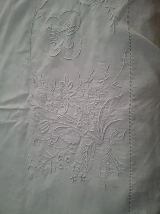 Sábana bordada a mano para cama de 150cm