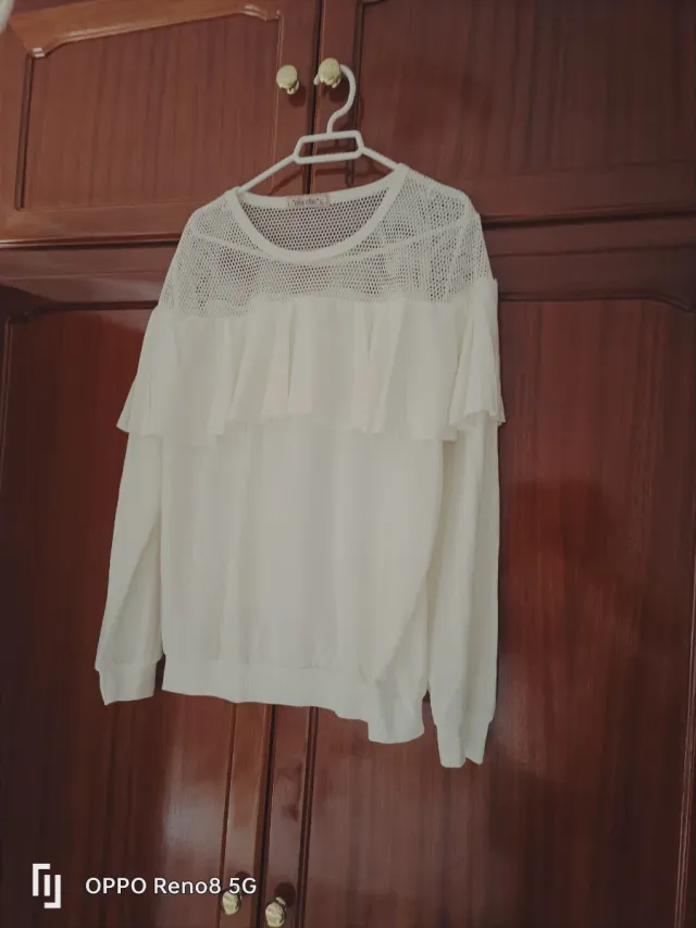 Sudadera blanca con volantes