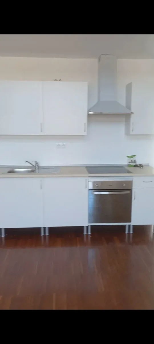 Muebles de cocina blancos y marrones