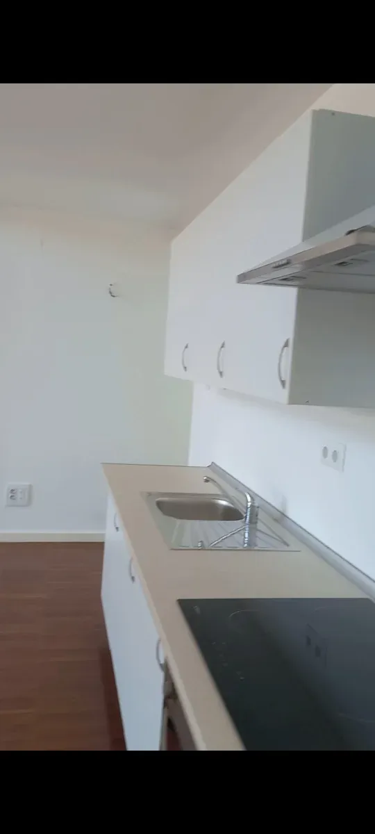 Muebles de cocina blancos y marrones