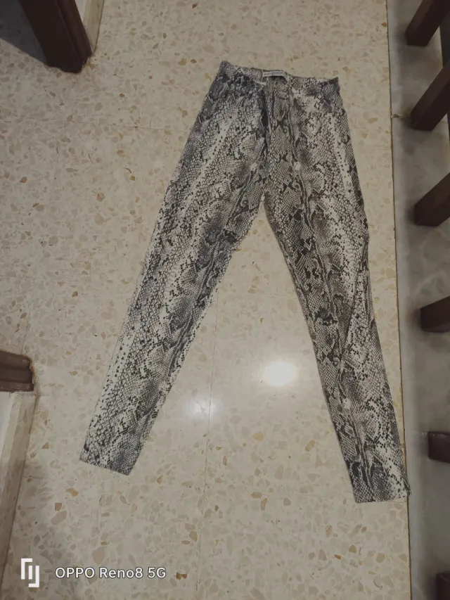 Pantalones vaqueros estampado serpiente