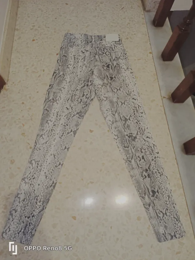 Pantalones vaqueros estampado serpiente