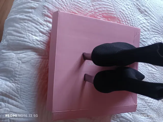 Botas de mujer negras y plateadas