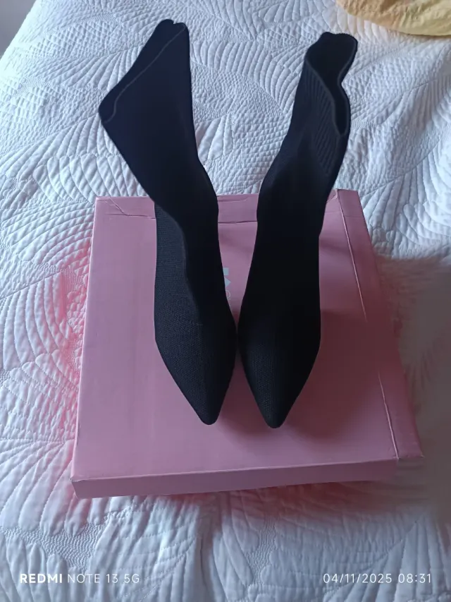 Botas de mujer negras y plateadas