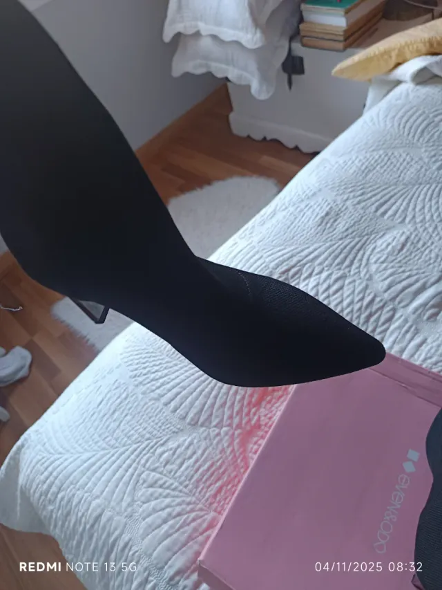 Botas de mujer negras y plateadas