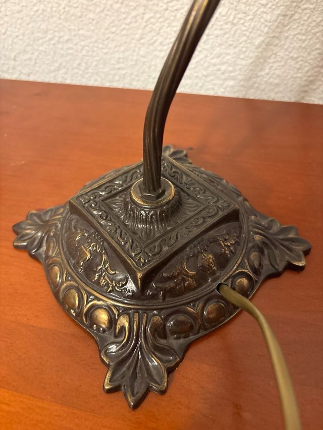 Pie de lámpara metálico decorativo