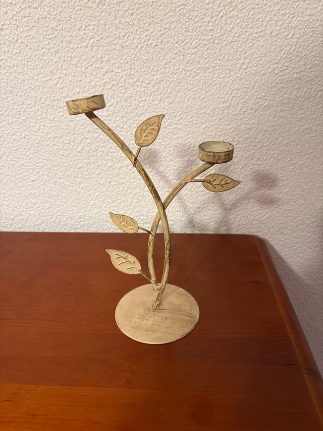 Portavelas de metal con diseño de hojas