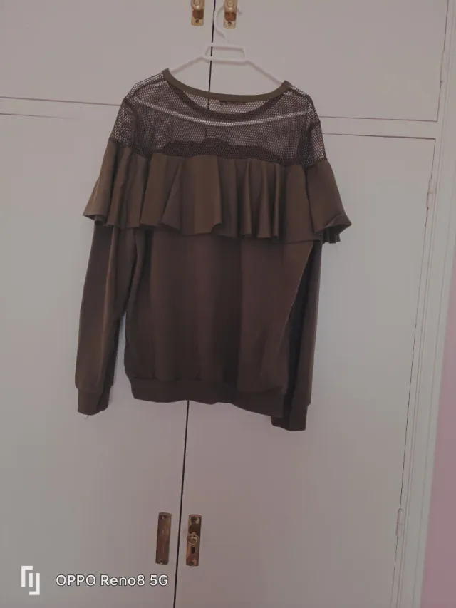 Sudadera verde con volantes