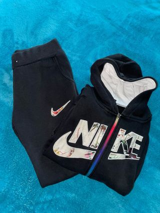 Tuta Nike nera con stampa floreale