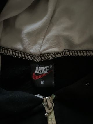 Tuta Nike nera con stampa floreale