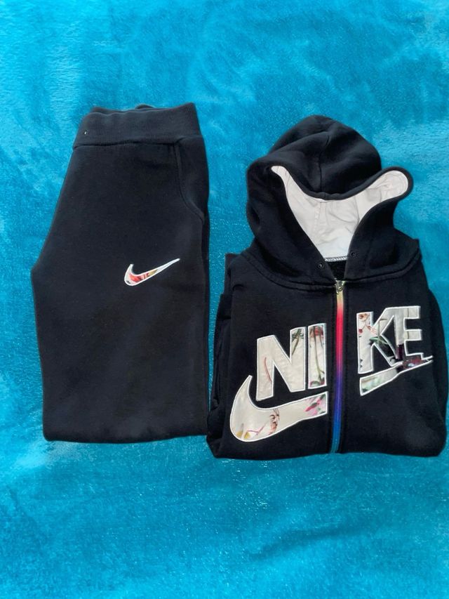 Tuta Nike nera con stampa floreale