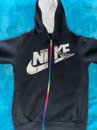 Tuta Nike nera con stampa floreale