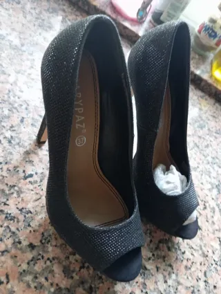 Zapatos de tacón negros de lujo