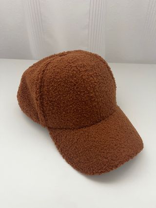 Gorra Stradivarius borreguito