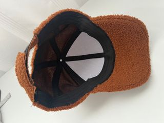 Gorra Stradivarius borreguito