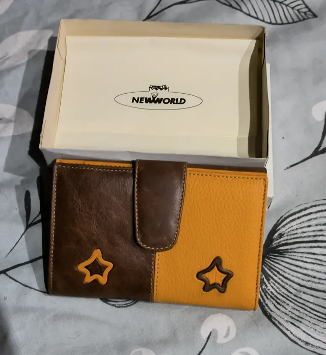 Cartera New World Piel Marrón y Amarillo Estrellas