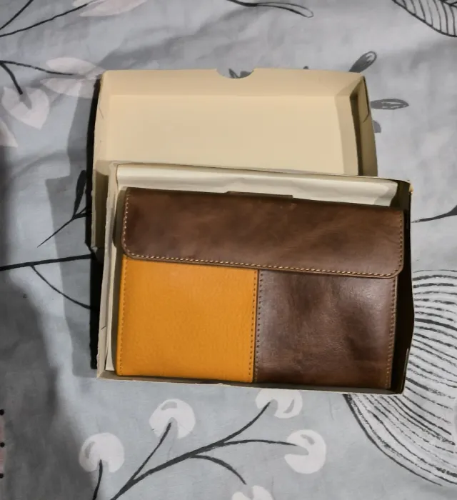 Cartera New World Piel Marrón y Amarillo Estrellas