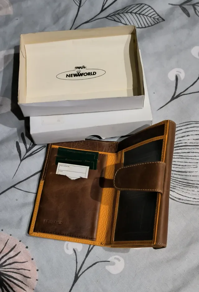 Cartera New World Piel Marrón y Amarillo Estrellas