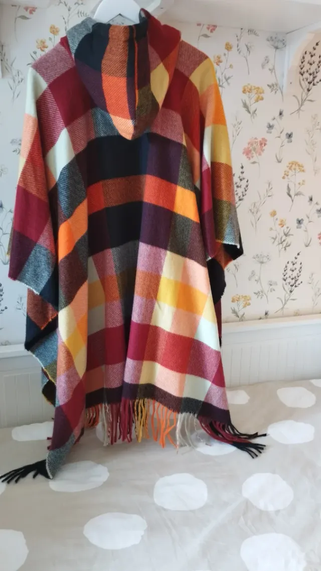 Poncho a cuadros con capucha