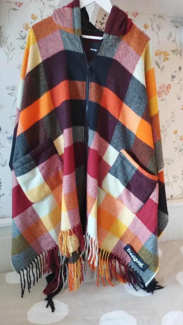 Poncho a cuadros con capucha