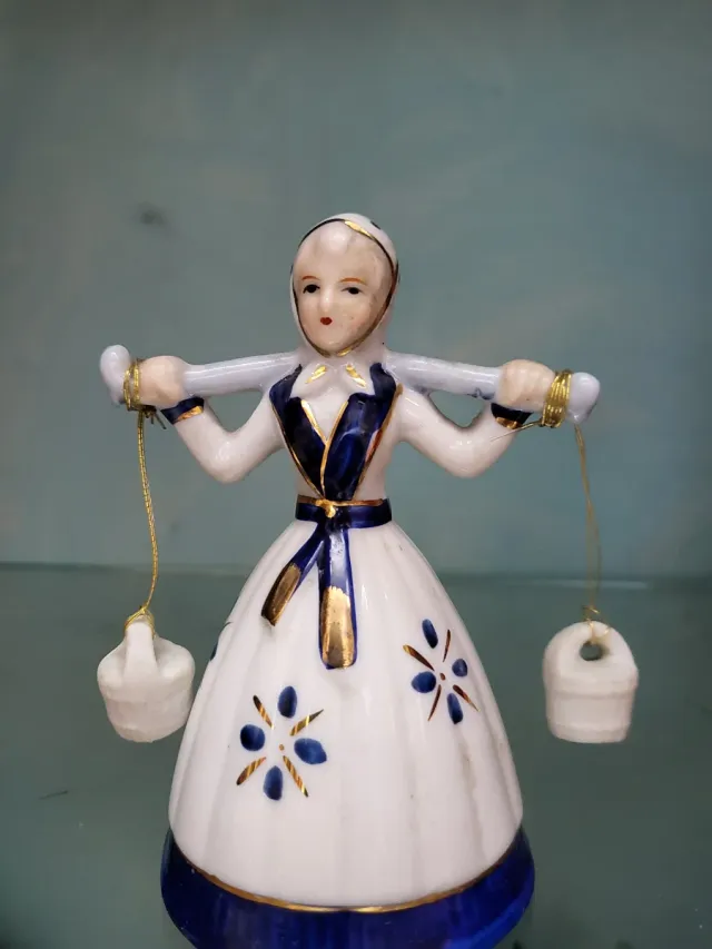 Figura porcelana mujer con cubos