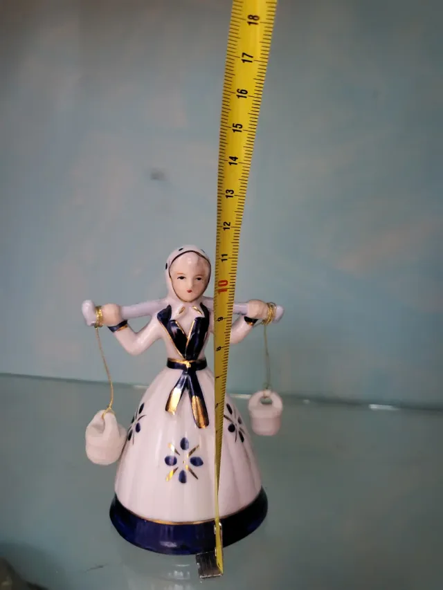 Figura porcelana mujer con cubos
