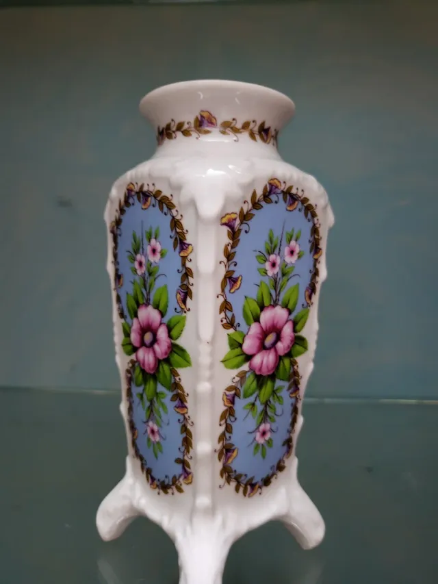 Jarrón de porcelana con flores