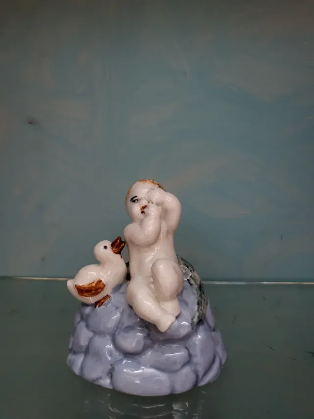 Figura niño y pato porcelana