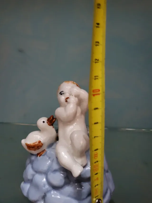 Figura niño y pato porcelana