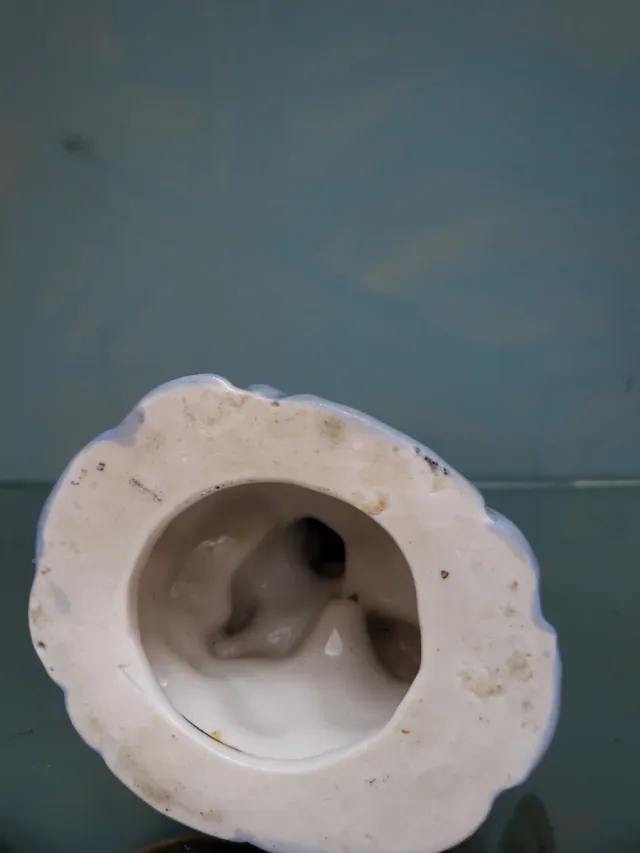 Figura niño y pato porcelana