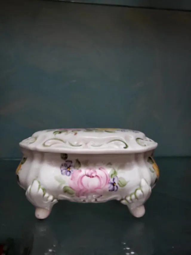 Joyero de porcelana con flores