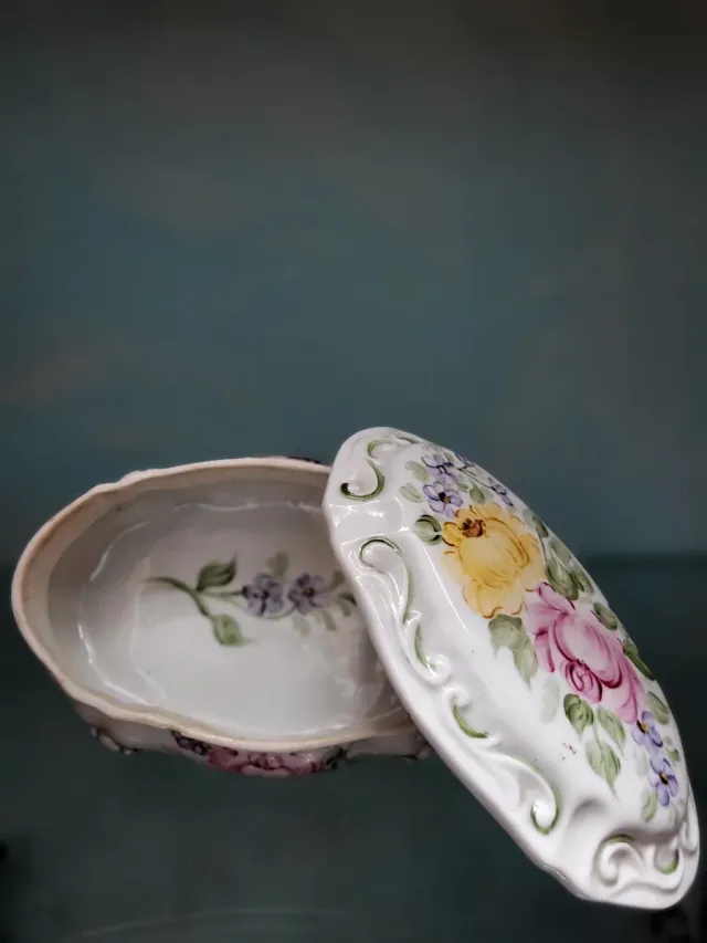 Joyero de porcelana con flores