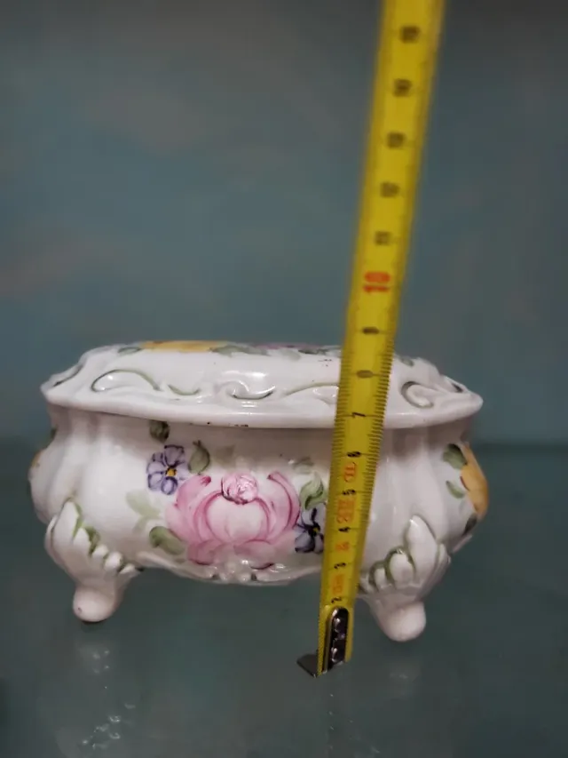 Joyero de porcelana con flores