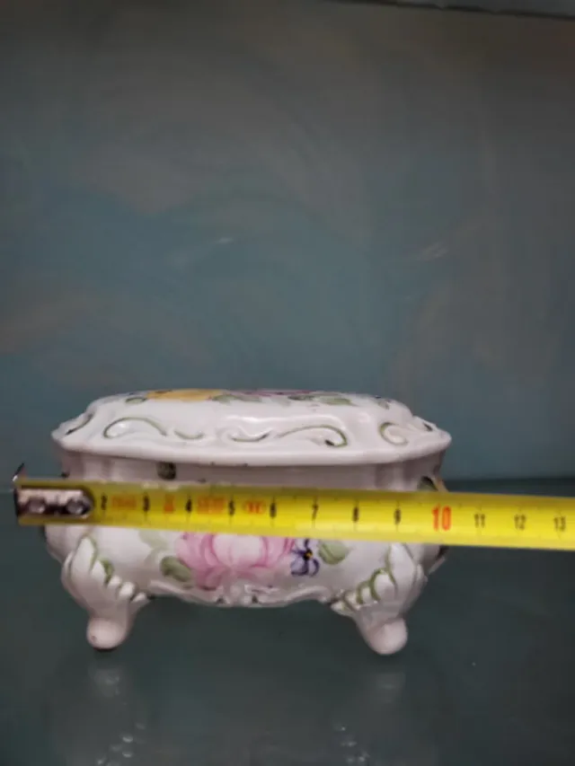 Joyero de porcelana con flores