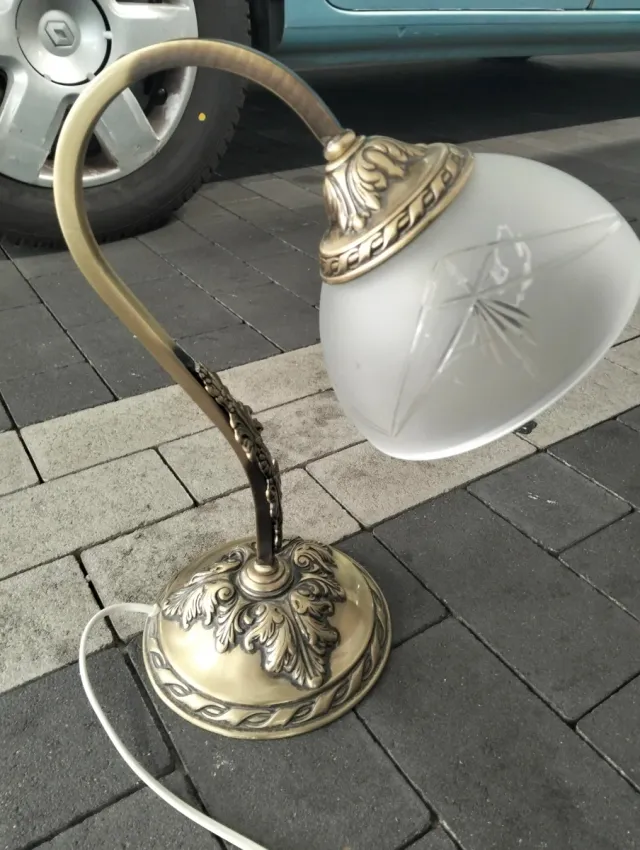 Lámpara de mesa dorada y cristal