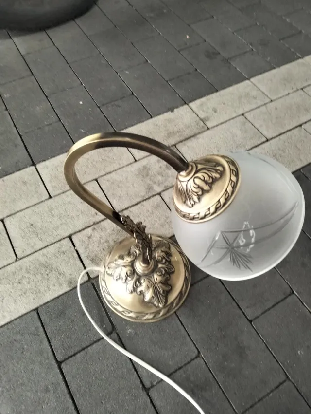 Lámpara de mesa dorada y cristal