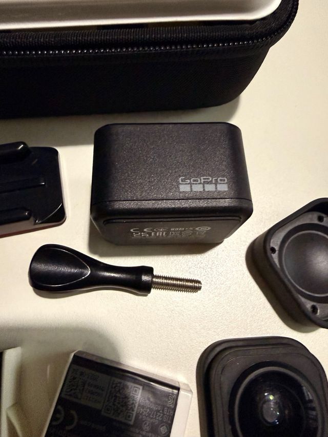 GoPro Hero 12 Black Nueva + accesorios y 3baterías