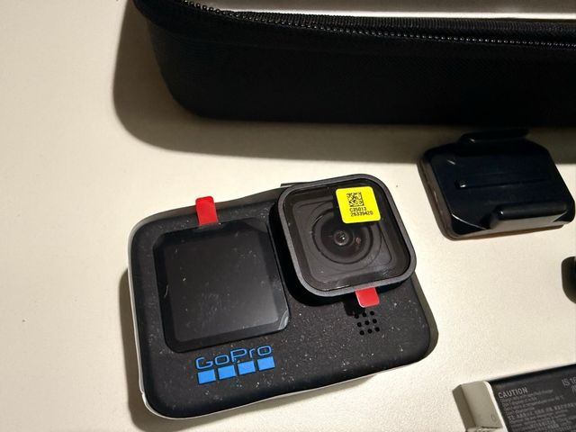 GoPro Hero 12 Black Nueva + accesorios y 3baterías