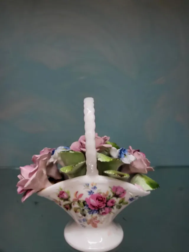 Cesto de porcelana con rosas