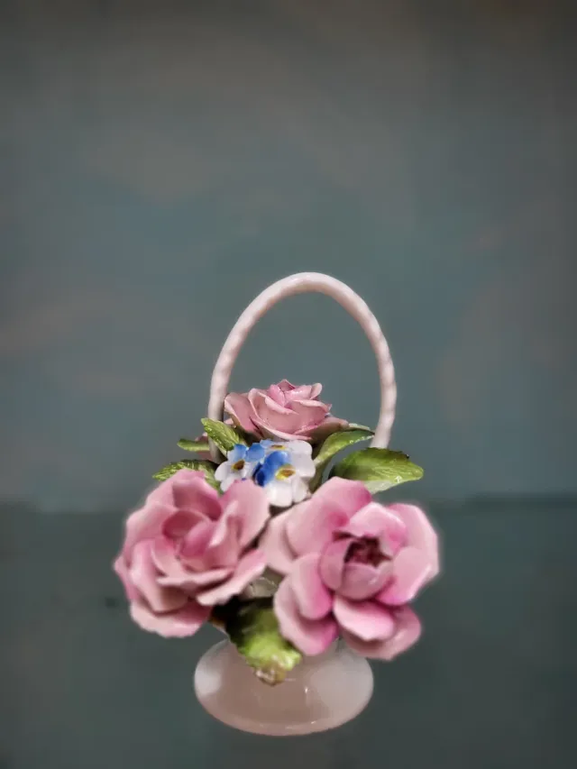 Cesto de porcelana con rosas