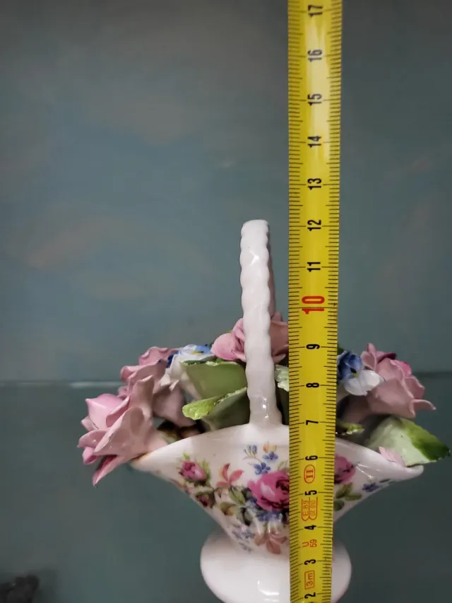 Cesto de porcelana con rosas