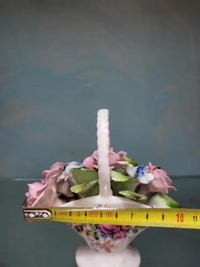 Cesto de porcelana con rosas