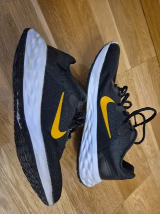 Zapatillas Nike Negras y Amarillas