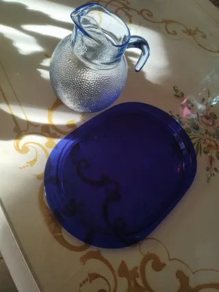 Caraffa e vassoio blu in vetro