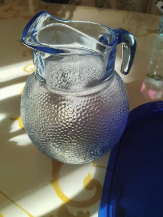 Caraffa e vassoio blu in vetro