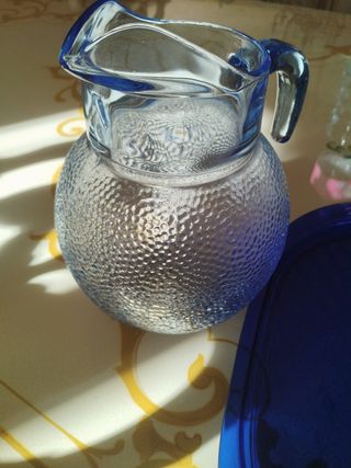 Caraffa e vassoio blu in vetro