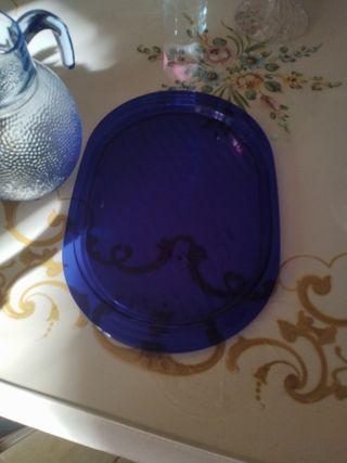 Caraffa e vassoio blu in vetro