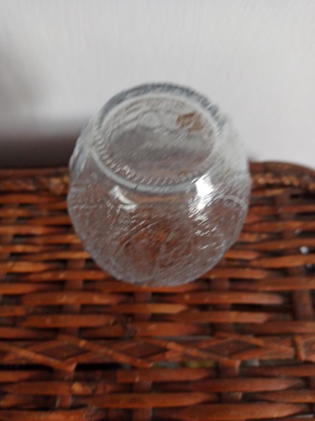 Jarrón de cristal con detalles de mimbre